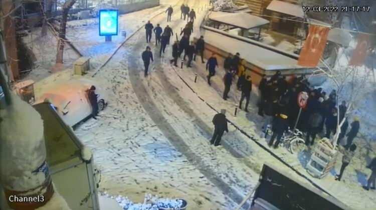 <p>Gözaltına alınan 4 kişi emniyete götürülürken, polis ekipleri ise olayla ilgili çalışma başlattı.</p>

