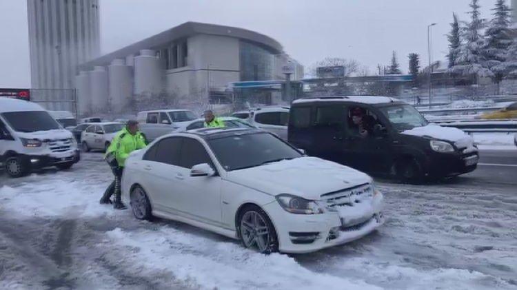 <p>BAĞCILAR TEM Bağlantı Yolu İSTOÇ mevkiinde kar nedeniyle yolda kalan araçları polisler iterek kurtardı. </p>