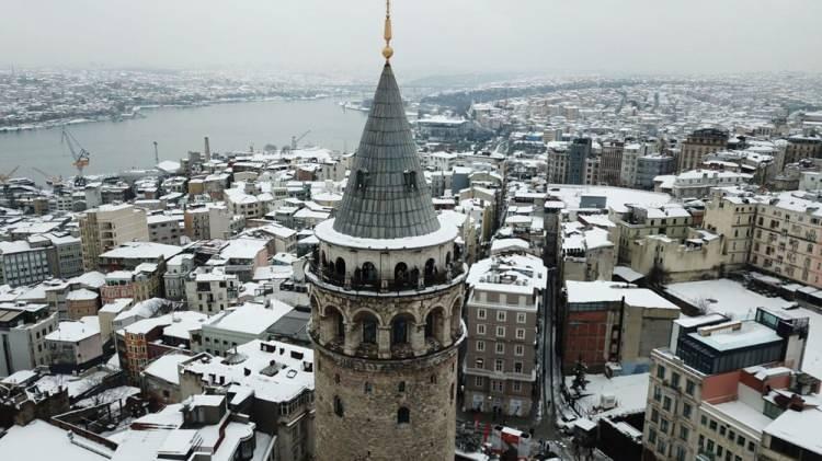 <p>Beyaz örtüyle kaplanan İstanbul Boğazı, Galata Kulesi, Galata Köprüsü ve Tarihi Yarımada havadan görüntülendi.</p>
