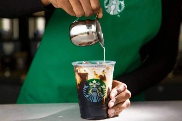 <p>Johnson, şirketin ülkedeki lisanslı ortağının operasyonlarını derhal durdurmayı kabul ettiğini ve "Rusya'da geçimleri için Starbucks'a bağlı yaklaşık 2 bin ortağa" destek sağlayacağını kaydetti.</p>