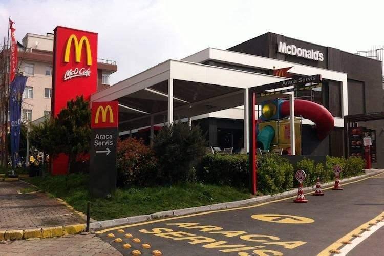 <p><strong>McDonald's Rusya'daki 850 restoranını geçici olarak kapatacak</strong></p>

<p>ABD'li hızlı servis restoran zinciri McDonald's, Rusya'nın Ukrayna'ya saldırısına yanıt olarak Rusya'daki 850 restoranını geçici olarak kapatacağını duyurdu.</p>

<p>Şirketin Üst Yöneticisi Chris Kempczinski, konuya ilişkin McDonald's çalışanlarına ve franchise sahiplerine gönderdiği e-postada, Rusya'da McDonald's bünyesinde 62 bin kişinin istihdam edildiğini belirtti.</p>
