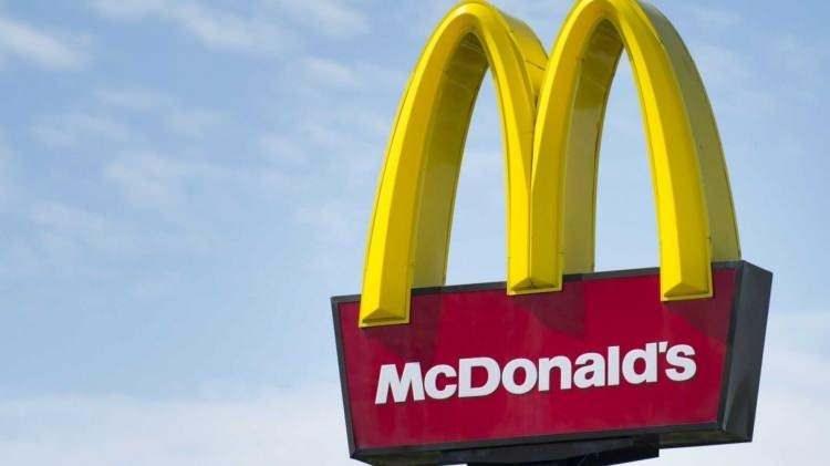 <p>McDonald's'ın yüzlerce yerel, Rus tedarikçi ve ortakla çalıştığına işaret eden Kempczinski, firmanın Rusya'da 30 yılı aşkın süredir faaliyet gösterdiğini ifade etti.</p>
<p>Kempczinski, şirketin değerlerinin Ukrayna'da ortaya çıkan "insani acıyı" görmezden gelemeyeceğini belirterek, "McDonald's, Rusya'daki tüm restoranlarını geçici olarak kapatmaya ve pazardaki tüm operasyonları durdurmaya karar verdi." ifadesini kullandı.</p>