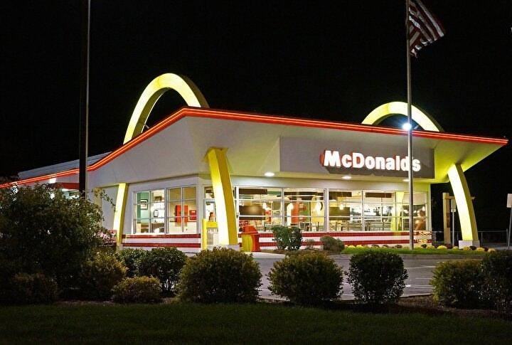 <p>Rusya'daki tüm McDonald's çalışanlarının maaşlarının ödenmeye devam edileceğini belirten Kempczinski, Rusya'daki restoranların ne zaman açılabileceğini tahmin etmenin ise imkansız olduğunu vurguladı.</p>
<p>Şirketin Ukrayna'daki ekibine anında finansal destek sağladığına işaret eden Kempczinski, Ukraynalı çalışanlara maaş ödemesinin de devam ettiğini bildirdi.</p>