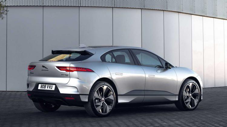 <p>2022 model Jaguar I-Pace'in SE versiyonuyla birlikte<strong> 2.020.645 TL</strong>'den başladığını görüyoruz.</p>

<p>HSE donanım seviyesinde ise fiyat <strong>2.219.329 TL</strong> seviyesinde.</p>
