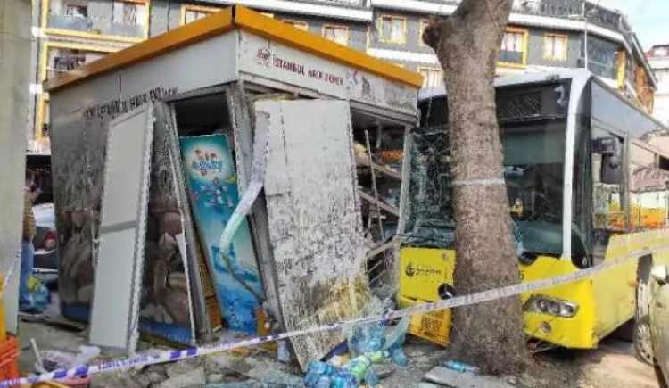 <p>26 Şubat'ta Beyoğlu'nda, İETT otobüsü Halk Ekmek büfesine çarptı. Kazada, büfe işletmecisi hafif şekilde yaralanırken, o sırada müşteri olmaması olası bir facianın yaşanmasını önledi.</p>

<p> </p>

