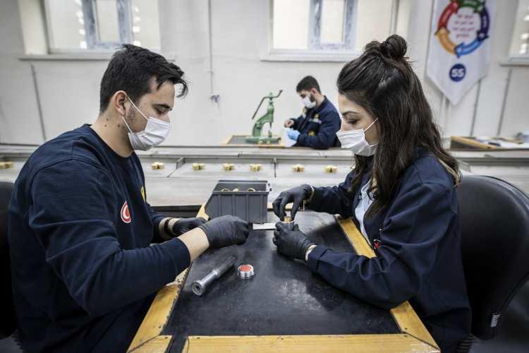 <p>Kurumda görevli kadınlar, mermi tapasından silah montajına, fişek üretiminden mühimmat yapımına kadar üretim sahalarının tamamında çalışıyor. </p>

