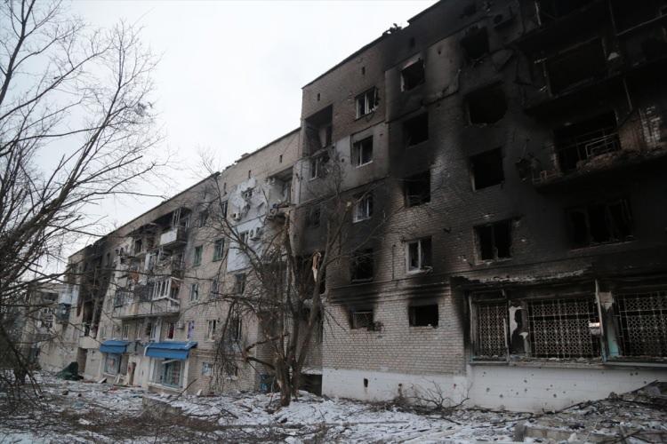 <p>"KENTİN ARTIK VAR OLMADIĞINI SÖYLEYEBİLİRİM"<br />
<br />
Donetsk Bölgesel Askeri İdaresi başkanı Pavlo Kyrylenko bölgedeki son durum hakkında açıklamalarda bulundu ve şu ifadelere yer verdi; "24 Şubat'ta başlayan savaştan önce Volnovakha bölgesinin nüfusu 100 binin üzerindeydi. Sivillerin çoğu zaten tahliye edildi. Volnovakha'nın artık var olmadığını söyleyebilirim."</p>
