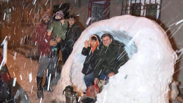 <p>Sultangazi Cebeci Mahallesi sakinleri yoğun kar yağışını fırsata çevirerek, Eskimo evi (iglo) evi yaptı. </p>
