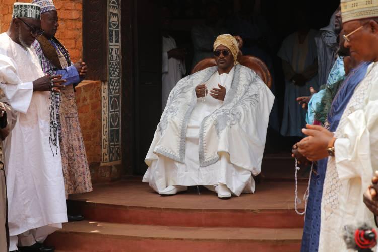 <p>Osmanlı padişahlarının cuma namazı sonrasında yaptıkları “cuma selamlığı” Kamerun’da Bamun Kralı Nabil Mbombo Njoya tarafından hala uygulanıyor.</p>
