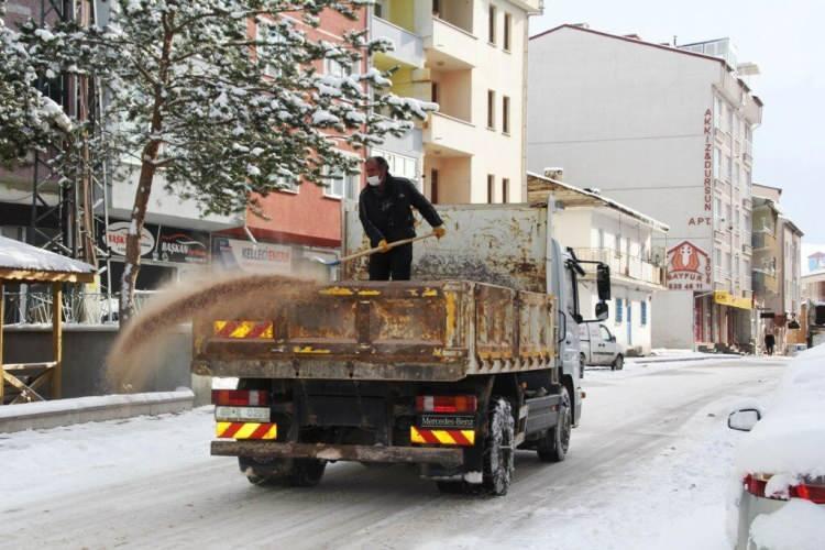 <p><strong>IĞDIR </strong></p>
<p>Iğdır'ın Tuzluca ilçesinde yoğun kar yağışı nedeniyle eğitime 1 gün ara verildi.</p>
<p>Doğu Anadolu Bölgesi'nde etkili olan kar yağışı, yüksek kesimlerde tipi ve fırtınaya dönüştü.</p>
<p>İl Milli Eğitim Müdürlüğünden yapılan açıklamaya göre, etkili olan kar nedeniyle Tuzluca ilçesindeki tüm köy okulları ile ilçe merkezindeki okullarda bugün eğitim yapılmayacak.</p>