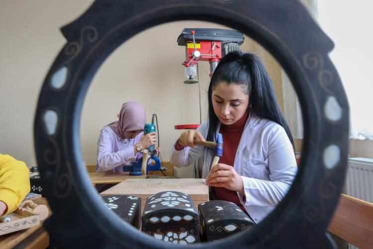 <p>Bu sayede hem sosyalleşen hem de elde ettikleri gelirle ailelerine katkı sunan kadınlar, kaymakamlığın desteğiyle düzenlenen gezi ve etkinliklere de katılarak sosyokültürel anlamda da kendilerini geliştirdi. </p>