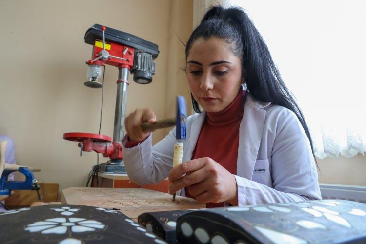 <p>"Artık ayaklarımız üzerinde durabiliyoruz" Kurslara katılan üç çocuk annesi Zühre Değer, AA muhabirine, ADEM'ler sayesinde hem meslek edindiklerini hem de yeni şeyler yapmayı öğrendiklerini söyledi. </p>