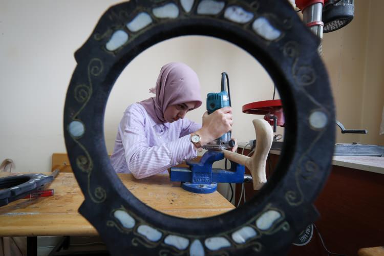 <p>Sosyal imkanların kısıtlı olduğu ilçede daha önce evden çıkamadıklarını ancak merkez sayesinde hayatlarının değiştiğini anlatan Değer, şunları kaydetti: "Burada öğrendiklerimle daha güçlü olduğumu fark ettim. </p>