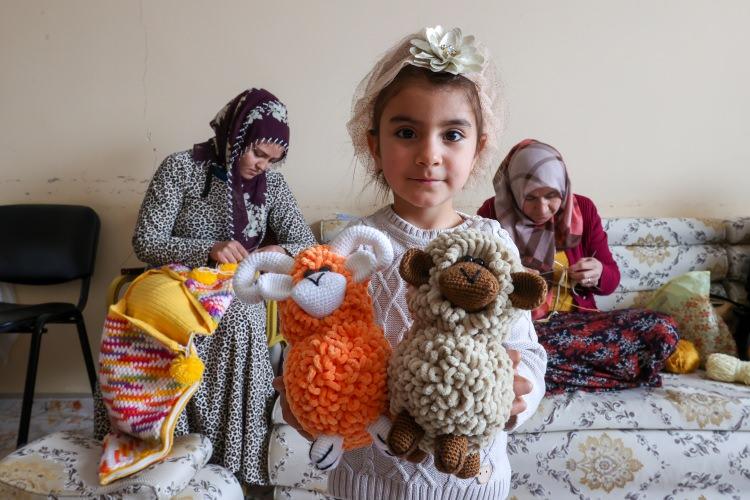 <p>Evde oturan değil, çalışan bir iş kadını oldum. Yaptığım ürünleri satarak kazanç elde ediyorum. Çocuklarıma harçlık verebiliyorum. </p>