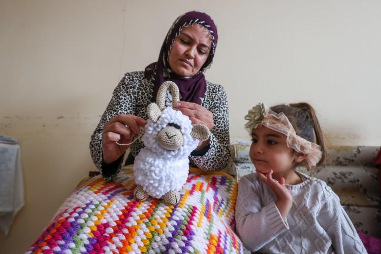 <p>Burada sadece meslek öğrenmiyoruz, gezilere katılıyoruz, birçok etkinlik yapıyoruz, zamanı daha iyi kullanıyoruz. Burası sayesinde hayatımız değişti. Ayaklarımız üzerinde durabiliyoruz.</p>