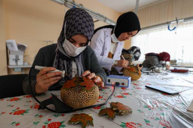 <p>Gezilere, konferanslara katılıyoruz. Sosyalleştim, arkadaş çevrem oldu. Motivasyonumuz arttı, yeteneklerimin farkına vardım. Gelir elde ediyorum. Kadınlar için mükemmel bir ortam." dedi. </p>