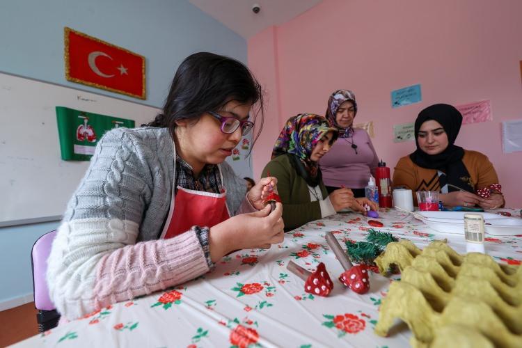 <p>Ürettikleri ürünleri satarak kadınlarımıza gelir sağlamaya çalışıyoruz. Kadınların istihdamı konusunda çok fazla olanak yok ama bu projenin kadın istihdamına önemli bir kapı olacağını düşünüyoruz. Amacımız proje kapsamında bir kadın kooperatifi açarak, onların sosyal ve ekonomik kalkınmalarına daha fazla katkı sağlamak."</p>