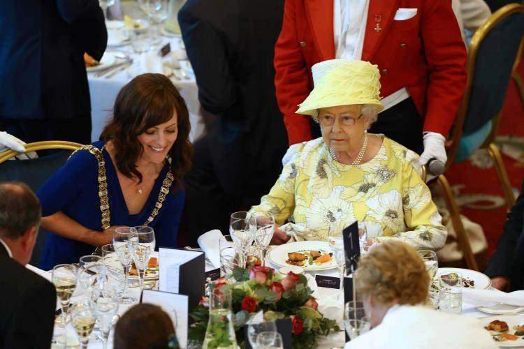 <p><span style="color:#800080"><strong>Kraliçe Elizabeth’in öğle yemeğinde mutlaka balık ve salata yediğini de ifade eder.</strong></span></p>