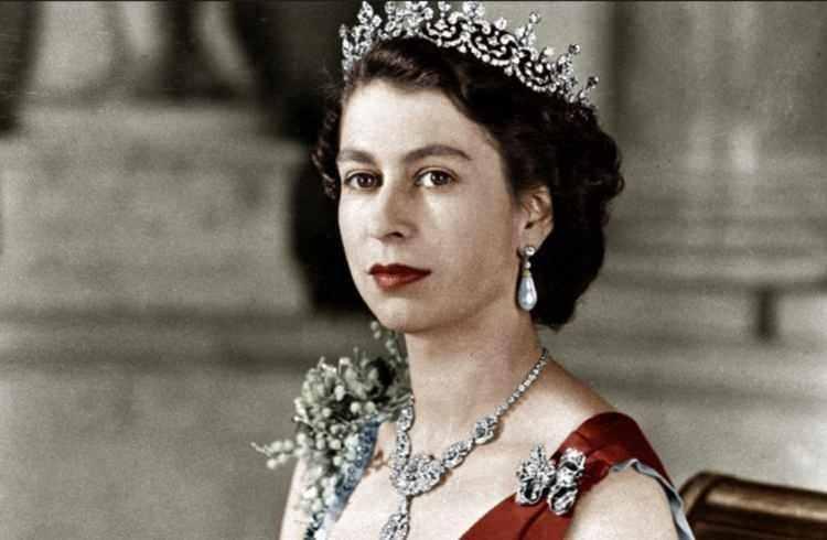 <p><span style="color:#800080"><strong>Kraliyet ailesinin gündemde düşmeyen ve merak edilen yaşantıları haberlere konu olmaya devam ediyor. Gösterişli yaşantılarıyla da dikkat çeken İngiliz Kraliyet ailesi yemek tarzından giyime kadar pek çok alanda dikkat çekiyor. İşte Kraliçe Elizabeth'in ve Kraliyet ailesinin senelerdir süregelen daha önce duymadığınız şaşırtıcı beslenme alışkanlıkları...</strong></span></p>
