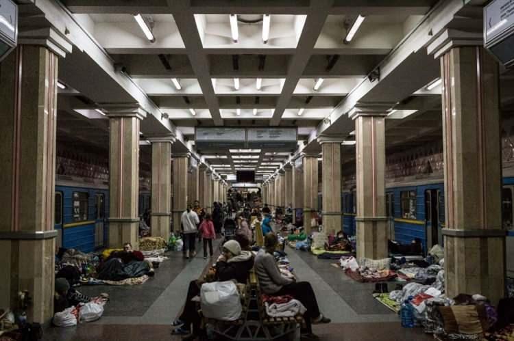 <p>Bombardıman nedeniyle Harkov'dan çıkamayan çok sayıda sivil metro istasyonlarında yaşamaya çalışıyor.</p>