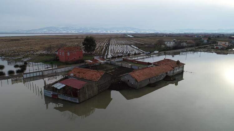 <p>Yetkililer ise Kızılırmak Deltası'nda kuraklık oluşmaması için sulama kanalının denize tahliyesinin belirli dönemlerde kapalı tutulduğunu belirtti.</p>
