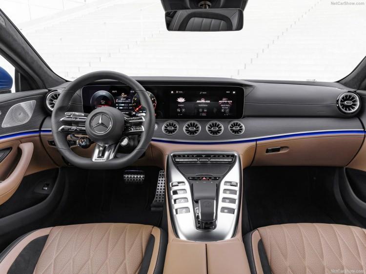 <p>Sertliği seçilebilen AMG RIDE CONTROL süspansiyon sistemi, yine çok odalı havalı süspansiyonu esas alıyor. Süspansiyon sistemini elektronik kontrollü ayarlı amortisörler tamamlıyor. Tamamen yeni olan bu süspansiyon sisteminde ilk kez, iki basınç tahliye valfi kullanılıyor.</p>