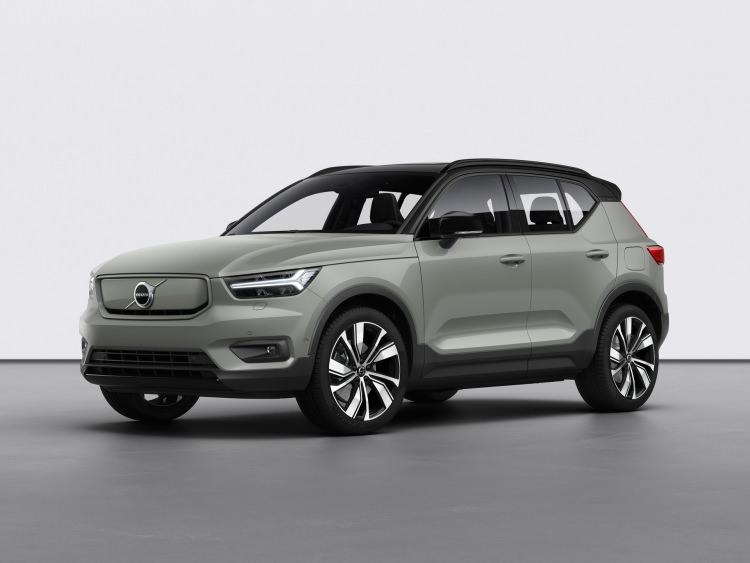 <p>Volvo XC40 Recharge</p>
<p>XC40 Recharge, ülkemizdeki elektrikli araç yelpazesine bu yıl katılan modellerden.</p>
<p>Toplamda 408 beygir güç ve 660 Nm tork sunan modelin 78 kWsa'lik bataryası tek şarjla 418 kilometreye kadar sürüş menziline imkan tanıyor. </p>