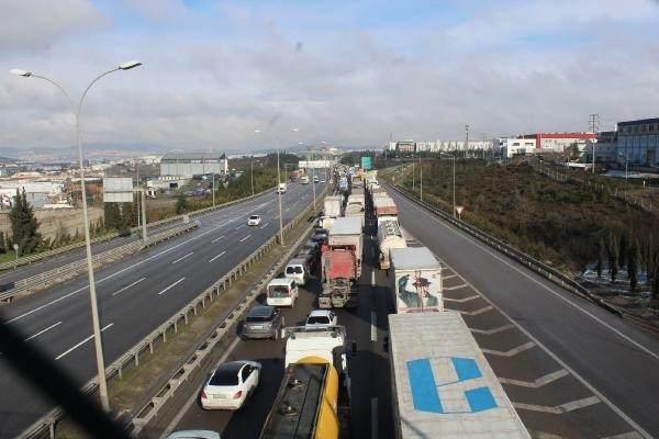 <p>TIR ve kamyon sürücüleri, Şekerpınar gişelerinden çıkarılarak zorunlu olarak TIR ve kamyon parklarına yönlendirildi.</p>