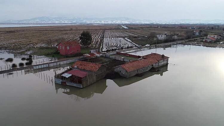 <p><a href="https://www.dha.com.tr/haberleri/samsun" target="_blank">Samsun</a>'un Bafra ilçesinde Kızılırmak Nehri'nden beslenen ve tahliye çıkışı kapalı tutulan Düden Kanalı'nın her yağışta taşmasıyla Doğanca Mahallesi'ndeki tarım arazileri ile evlerin zemin ve bodrum katları su altında kalıyor. Tahsin Pezek (56),"Yağışlardan dolayı kanal taşıyor, mahallemiz su altında kalıyor. Uyku uyuyamaz hale geldik" dedi.</p>
