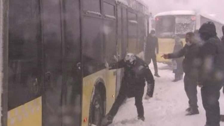 <p>25 Ocak'ta Tüm uyarılara rağmen İstanbul'da alınmayan önlemler vatandaşları mağdur etti. 22 saatte 69 otobüs yolda kaldı.</p>
