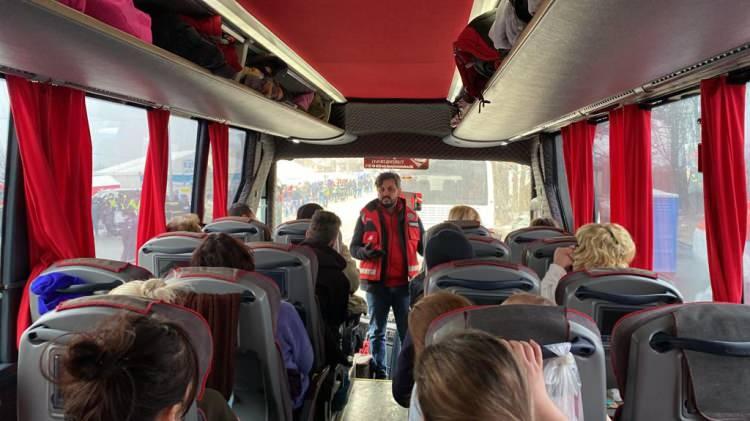 <p>Ukrayna’dan yola çıkan Türk ve Ukrayna vatandaşları Tren ve Otobüslerle zaman zaman 35-40 saati bulan yolculuk sonrasında Romanya’ya bağlı Siret sınır kapısına geliyor. </p>
