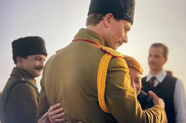 <p><span style="color:#800080"><strong>Mustafa Kemal Atatürk'e olan benzerliği, tavrı ve tarzıyla seyircilerden tam not alan Hakan Dinçkol, sosyal medyanın en çok konuşulan isimlerinden biri haline geldi. </strong></span></p>
