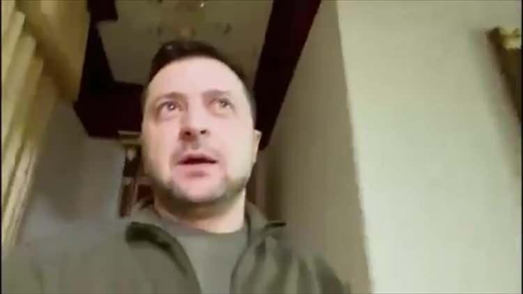 <p>Ukrayna Devlet Başkanı Volodimir Zelenskiy, Amerikan ABC kanalına verdiği demeçte, "Kırım'ın ve iki ayrılıkçı bölgenin (Donetsk ve Luhansk) tanınmasına ilişkin Rusya Devlet Başkanı Vladimir Putin'e mesajınız nedir?" sorusuna, "Ben güvenlik garantilerinden bahsediyorum. İşgal edilen ve tanınmayan bölgeleri sadece Rusya tanıyor. Bunu tartışabiliriz ve oradaki insanların nasıl yaşayacakları konusunda bir uzlaşma bulabiliriz. Benim için önemli olan bu bölgelerde Ukrayna ile birlikte yaşamak isteyen insanlar. Bu cevaplaması zor bir soru. Putin'in konuşmaya ve diyaloğa başlamaya hazır olması gerekiyor" sözleriyle yanıtladı.</p>