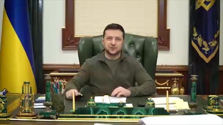 <p>Interfax Ukraine da Zelenskiy'nin röportajda, "NATO ile ilgili olarak, NATO'nun Ukrayna'yı kabul etmeye hazır olmadığını anladıktan sonra bu konuya ilgimi kaybettim. İttifak, Rusya ile yüzleşmekten korkuyor" dediğini ifade etti.</p>