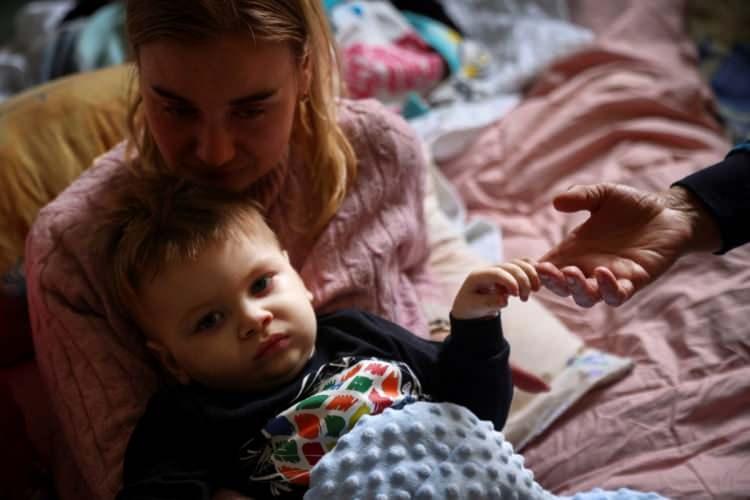 <p>"Rusya çocuklarımızı bilinçli ve alaycı bir şekilde öldürüyor. Ukrayna'da şimdiye kadar en az 38 çocuk öldü. Bu rakam şu anda şehirlerimiz bombalanırken artıyor. " diyen Zelenska, "Rusya'daki insanlar birliklerinin sivil halka zarar vermediğini söylediğinde, onlara bu resimleri gösterin! Onlara büyümelerine bile fırsat verilmeyen bu çocukların yüzlerini gösterin. Rus birliklerini ateş etmeyi bırakmaya ve insani koridorlara izin vermeye ikna etmek için daha kaç çocuğun ölmesi gerekiyor?" ifadelerini kullandı.</p>