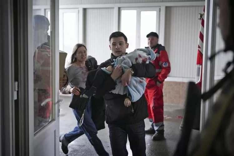 <p>Bombardımanda ağır yaralanan 18 aylık Kirill bebek babasının kucağında hastaneye getirildi.</p>