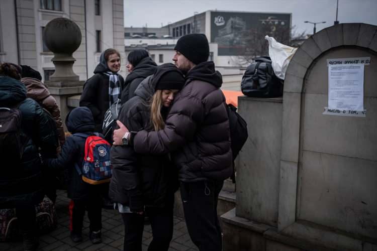 <p>Rusya'nın saldırıları altındaki Ukrayna'da, Lviv kentinde ülkeden ayrılmak isteyen siviller tren istasyonunda yoğunluk oluşturdu.</p>
