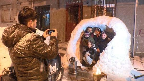 <p>Gerçeğini aratmayan kardan ev ile mahalleliler hatıra fotoğrafı çektirdi. </p>