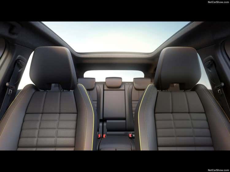 <p>&nbsp;Kabin i&ccedil;ini Derin Parlak Siyah ve Saten Krom detaylar tamamlıyor. Kaliteli malzemeler otomobilin i&ccedil; mekanındaki kalite algısını ve sıcaklığı arttırıyor. İ&ccedil; ambiyansı &ldquo;MULTISENSE&rdquo; olarak bilinen kişiselleştirilebilir ortam aydınlatması tamamlıyor.</p>
