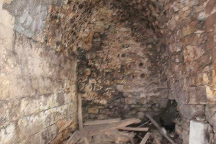 <p>Birçok dine ev sahipliği yapan kilise, ilk önce güneşe tapanlar için bir mabet daha sonra Yahudiler için bir Sinagog ve Hristiyanlar içinse bir kilise haline gelmiş.</p>