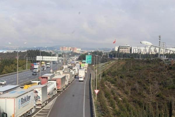 <p>Beklenen yoğun kar yağışına karşı TEM yolu ve D-100 yolu Kocaeli geçişlerinde kar küreme araçları da hazır bekletiliyor. </p>
