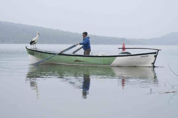 <p>Bursa'da yaşayan balıkçı Adem Yılmaz (66) ile dostluğu filme konu olan Yaren leylek, Eskikarağaç Leylek Köyü'ne bu yıl 11’inci kez geldi. 'Yaren leyleğin gelmesiyle çok mutlu olduğunu söyleyen Yılmaz, “Çok mutluyum Yaren’ime kavuştum bu sene de. Yaren benim bir parçam, dostum, balıkçı arkadaşım” dedi.</p>

