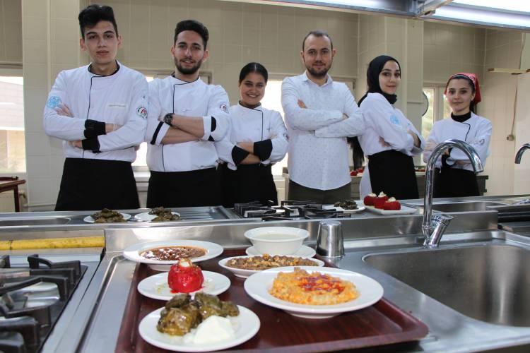 <p>Türkiye’de son yıllarda artan yemek programları ve yarışmaları ile istihdam fırsatları sayesinde aşçılık gençlerin tercih ettiği gözde meslekler arasında yer alıyor.</p>
