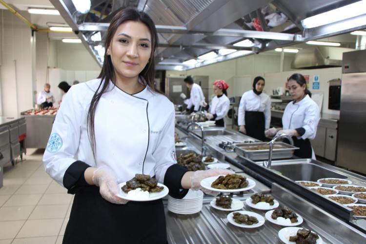 <p>Mezun olur olmaz restoran, lokanta ve otellerde iş bulma şansları olan genç aşçılara Milli Eğitim Bakanlığı da fırsat oluşturdu. Bakanlık, merkez ve taşra teşkilatında istihdam edilmek üzere KPSS puan sıralaması esas alınmak suretiyle bin 588 aşçı ve aşçı yardımcısı personel alımı yapacak. Müracaatlar 21 Mart’ta başlayacak.</p>
