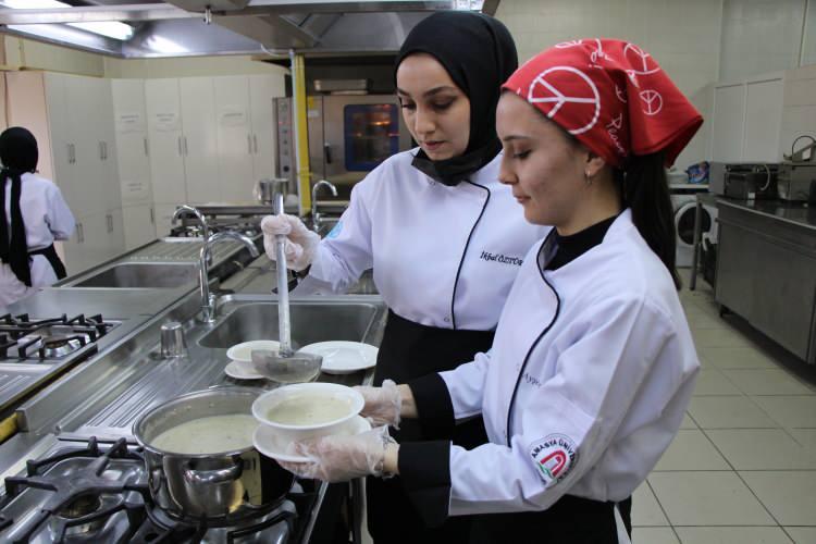 <p>“İstihdam oranı yüzde 100” Son 10 yılda 600’den fazla sayıdaki mezunlarına dünya mutfağının yanı sıra Türk mutfağının coğrafi işaretli yemeklerini de öğrettiklerini aktaran Pala, “Mezunlarımız bu sektörde çalışmak istediği sürece daima iş bulmaktadır. İstihdam oranımız yüzde 100 diyebiliriz. Çünkü gastronomi turizmi açısından baktığımızda insanlar artık yemek için seyahat ediyor, rotalarını değiştiriyorlar” şeklinde konuştu.</p>