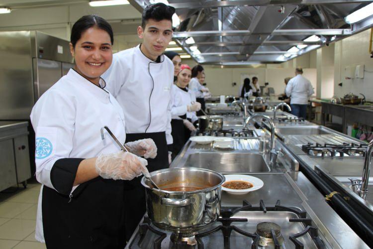 <p>Lise eğitimini aşçılık üzerine alan Rukiye Çekici (20), iş bulma seçeneği daha fazla olduğu için üniversitede gastronomi alanında öğrenimini sürdürmeyi planlandığını söyledi. KPSS'ye gireceğini anlatan Çekici, mezun olduktan sonra da ustalaşmayı hedeflediğini vurguladı.</p>
