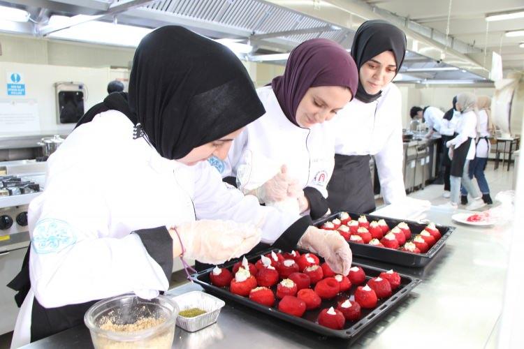 <p>“Aç kalacak en son kişi aşçıdır, her yerde iş bulur” Özel sektörün imkanlarının fazla olduğunu ifade eden Eyüp Kalburcu (20) ise, “Bu sektörde hiçbir zaman aşçı açığı bitmez. Aç kalacak en son kişi aşçıdır. Her yerde iş bulur. 2019 yılında İstanbul’da çalıştığım firmada 6 bin lira maaş verdiler. Mezun olunca da bu sektörde çalışmaya devam edeceğim” ifadelerini kullandı.</p>