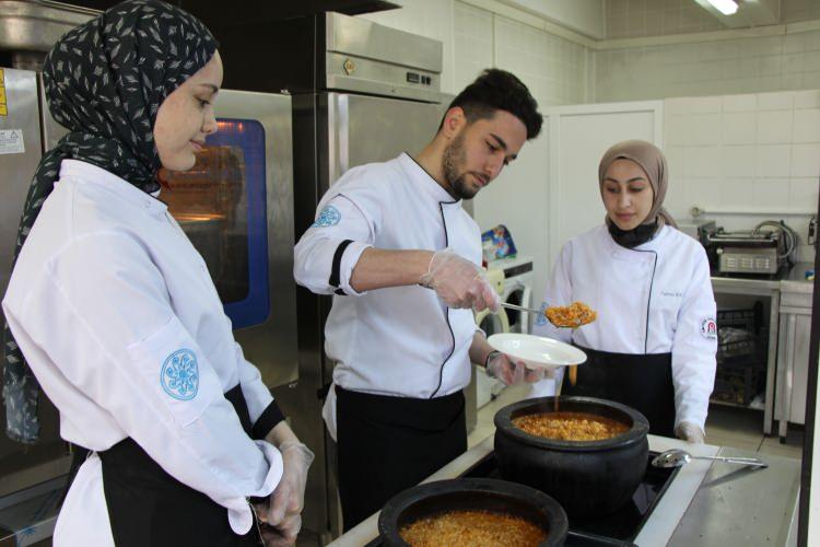 <p>Üzümlü, her hafta çarşamba ve perşembe günleri okul restoranında düzenledikleri ‘Lezzet Günleri’ programına gastronomi tutkunlarını davet etti.</p>