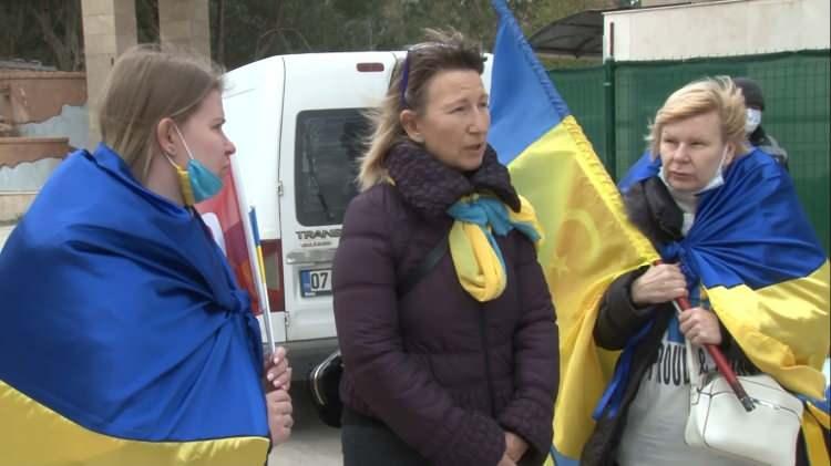 <p>Ukrayna Dışişleri Bakanı Dmitro Kuleba’ya destek vermek istediklerini belirten kadınlar, polis ekiplerinin steril bölge uyarısıyla alandan uzaklaştırıldı.</p>
