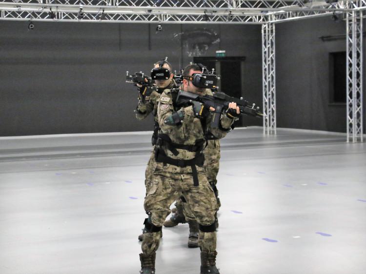 <p>Personel verilerinin kaydetme imkanı</p>

<p>SATEM ile Özel Harekat Polislerinin bir yandan algılama, karar verme ve uygulama yetileri gelişirken, diğer yandan da operasyonel becerileri gelişiyor. Uygulamada ayrıca eğitim verilen personelin çeşitli istatistiki verileri de kayıt altına alınıyor. Bin 85 metrekarelik eğitim sahasına üzerindeki özel işaretçilerin yanı sıra sırt bilgisayarı ve sanal gerçeklik gözlüğüyle çıkan PÖH ekipleri, 152 adet hareket algılama kamerasının kullanıldığı sistemde tıpkı gerçek ortamdaki gibi operasyon gerçekleştirebiliyor.</p>
